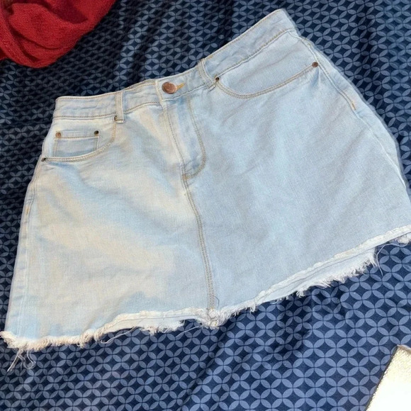 FOREVER 21 distressed jean  Mini skirt with a frayed hem Sz 28 - Picture 3 of 11